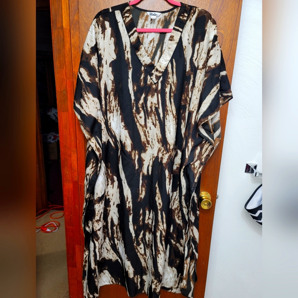 NWOT.  Winlar brown, white and black V-neck tunic.  One size fits most.  (734)